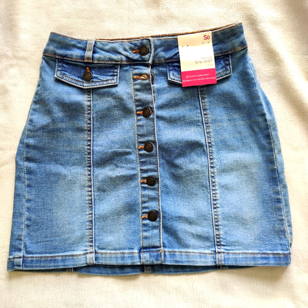 NWT Women / Juniors denim size 5 light wash  mid rise denim mini skirt